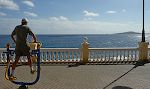 Langs strandpromenaden findes der fitness redskaber. Et flot sted at motionere. Langs strandpromenaden findes der fitness redskaber. Et flot sted at motionere.
