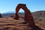 Delicate Arch med La Sal bjergene i baggrunden, dvs. vi kigger mod syd. Delicate Arch med La Sal bjergene i baggrunden, dvs. vi kigger mod syd.