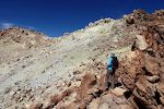 Vi har nået det lille krater på toppen af Teide. Det er gult af svovlaflejringer, og der er en kraftig lugt af svovl. Vi har nået det lille krater på toppen af Teide. Det er gult af svovlaflejringer, og der er en kraftig lugt af svovl.
