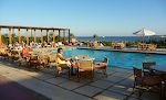 Ved poolen foran Sunset Bar. Ved poolen foran Sunset Bar.