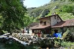 Der kommer en del turister i Bulnes med tunnelbanen fra Poncebos, så der er flere restauranter. Der kommer en del turister i Bulnes med tunnelbanen fra Poncebos, så der er flere restauranter.