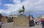 Vi er nu kommet til 'Forum', Pompejis største torv, hvor man bl.a. kan se denne statue af en centaur, et fabeldyr fra den græske mytologi, som er halvt hest og halvt menneske. Vi er nu kommet til 'Forum', Pompejis største torv, hvor man bl.a. kan se denne statue af en centaur, et fabeldyr fra den græske mytologi, som er halvt hest og halvt menneske.