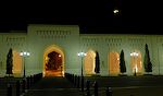 Efter middagen kører vi ud til Sultan Qaboos palads, som er flot oplyst om aftenen. Her er vi ved indgangen.