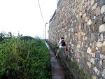 Vi går en tur langs en vandkanal, som på Madeira kaldes en 'levada'. Vi går en tur langs en vandkanal, som på Madeira kaldes en 'levada'.