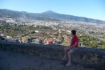 19. nov: Vi har lejet en bil og er på vej mod vulkanen Teide. Vejret er godt, og luften er helt klar. Her er en udsigt fra Mirador de Humboldt nær La Orotava.