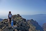 Så har vi nået toppen, som er på godt 1300 m (~4300 fod). Det er øen La Gomera i baggrunden til højre.