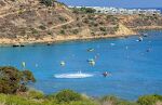 Ved Konnos Beach er der ligesom ved Fig Tree Beach en masse vandaktiviteter for turisterne. Her ses en person på en 'vandjet', en aktivitet som kaldes 'flyboarding' (opfundet af franskmanden Franky Zapata i 2012).