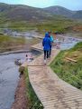 Efter 4 km er pigerne nået til de varme kilder. Efter 4 km er pigerne nået til de varme kilder.