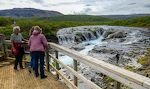 Der er en fin udsigt til Brúarfoss fra en bro lige neden for vandfaldet. Der er en fin udsigt til Brúarfoss fra en bro lige neden for vandfaldet.