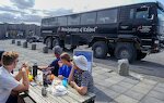 Vi spiser frokost ved et picnic bord foran Gullfoss' besøgscenter. Gullfoss er startstedet for mange ture på Island, bl.a. gletsjerture, og der kommer mange ekstreme, terrængående køretøjer forbi, både busser og super jeeps. Vi spiser frokost ved et picnic bord foran Gullfoss' besøgscenter. Gullfoss er startstedet for mange ture på Island, bl.a. gletsjerture, og der kommer mange ekstreme, terrængående køretøjer forbi, både busser og super jeeps.