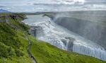 Næste stop er Gullfoss. Gunhild går med familien ud til udsigtspunktet nede ved vandfaldet, mens jeg tager billeder fra den sti, der går langs toppen af kløften. Næste stop er Gullfoss. Gunhild går med familien ud til udsigtspunktet nede ved vandfaldet, mens jeg tager billeder fra den sti, der går langs toppen af kløften.