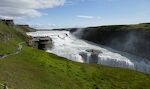 Vi starter med at gå ned ad trappen og ud til udsigtspunktet, hvor der står en masse mennesker. Gullfoss er et imponerende vandfald og et af de steder på Island, hvor der kommer flest turister. Vi starter med at gå ned ad trappen og ud til udsigtspunktet, hvor der står en masse mennesker. Gullfoss er et imponerende vandfald og et af de steder på Island, hvor der kommer flest turister.