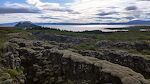 På nordsiden af Þingvallavatn passerer vi flere revner i jordskorpen, som sikkert er et resultat af de to kontinentalpladers bevægelse i forhold til hinanden. På nordsiden af Þingvallavatn passerer vi flere revner i jordskorpen, som sikkert er et resultat af de to kontinentalpladers bevægelse i forhold til hinanden.