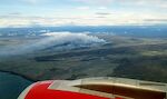 Under indflyvningen til Keflavik kan vi se røgen fra vulkanen Litli-Hrútur, som gik i udbrud for 5 dage siden. Vi flyver her langs sydkysten af Reykjanes halvøen. Under indflyvningen til Keflavik kan vi se røgen fra vulkanen Litli-Hrútur, som gik i udbrud for 5 dage siden. Vi flyver her langs sydkysten af Reykjanes halvøen.