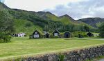 Vi går fra Skógafoss til et andet vandfald, Kvernufoss, og kommer forbi disse små huse med græstørv på taget, som er en del af Skógar Museum. Vi går fra Skógafoss til et andet vandfald, Kvernufoss, og kommer forbi disse små huse med græstørv på taget, som er en del af Skógar Museum.
