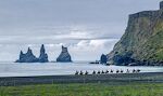 Vi er nu kørt om til byen Vik, som har sin egen sorte sandstrand, der kaldes Vikurfjara. Herfra kan man også se Reynisdrangar klipperne. Vi er nu kørt om til byen Vik, som har sin egen sorte sandstrand, der kaldes Vikurfjara. Herfra kan man også se Reynisdrangar klipperne.