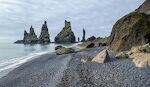 Endnu et billede af Reynisdrangar klipperne, hvor man tydeligt kan se alle takkerne. Endnu et billede af Reynisdrangar klipperne, hvor man tydeligt kan se alle takkerne.