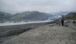 Næste dag kører vi op til gletsjeren Sólheimajökull, som er en udløber af Mýrdalsjökull, Islands 4. største gletsjer. Næste dag kører vi op til gletsjeren Sólheimajökull, som er en udløber af Mýrdalsjökull, Islands 4. største gletsjer.