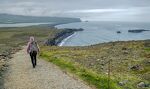 Vi er på vej tilbage efter en flot tur på godt 3 km. Dyrhólaey er en halvø, eftersom Reynisfjara stranden er adskilt fra Dyrhólaey via et udløb fra søen til venstre (Dyrhólaós), som er skjult på billedet. Vi er på vej tilbage efter en flot tur på godt 3 km. Dyrhólaey er en halvø, eftersom Reynisfjara stranden er adskilt fra Dyrhólaey via et udløb fra søen til venstre (Dyrhólaós), som er skjult på billedet.