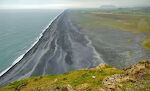 Stranden mod nordvest er en sort sandstrand, der er endnu længere end den mere berømte Reynisfjara. Den hedder Dyrhólafjara. Bemærk fuglene på afsatsen nedenfor. Stranden mod nordvest er en sort sandstrand, der er endnu længere end den mere berømte Reynisfjara. Den hedder Dyrhólafjara. Bemærk fuglene på afsatsen nedenfor.