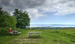 Vi holder pause ved et picnicbord med udsigt over Ebeltoft Vig til Ebeltoft by.