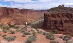 Stien fortsætter langs Colorado floden på en 'hylde' langs bjergsiden. Her er vi gået ud til kanten af hylden for at nyde udsigten. Stien fortsætter langs Colorado floden på en 'hylde' langs bjergsiden. Her er vi gået ud til kanten af hylden for at nyde udsigten.