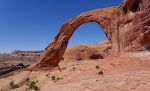Corona Arch set fra solsiden. Buen minder lidt om Rainbow Bridge ved Lake Powell og kaldes også 'Little Rainbow Bridge'. Den er Utahs næststørste stenbue. Corona Arch set fra solsiden. Buen minder lidt om Rainbow Bridge ved Lake Powell og kaldes også 'Little Rainbow Bridge'. Den er Utahs næststørste stenbue.