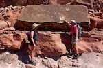 På vej til Corona Arch Trailhead på Hwy 279 gør vi holdt ved et sted, hvor der findes nogle spor af dinosaurer ('Dinosaur Tracks'). På vej til Corona Arch Trailhead på Hwy 279 gør vi holdt ved et sted, hvor der findes nogle spor af dinosaurer ('Dinosaur Tracks').