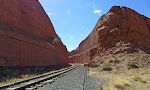 Ved starten af stien til Corona Arch passerer vi en jernbane, som går igennem Bootlegger Canyon og bruges til at transportere potaske fra en mine længere ude af Hwy 279 (alias Potash Road). Ved starten af stien til Corona Arch passerer vi en jernbane, som går igennem Bootlegger Canyon og bruges til at transportere potaske fra en mine længere ude af Hwy 279 (alias Potash Road).