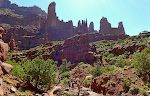 Vi besøger Fisher Towers, som ligger ca. 20 km fra vores hus i Castle Valley. I starten går vi mod solen, så det er vanskeligt at tage gode billeder. Vi besøger Fisher Towers, som ligger ca. 20 km fra vores hus i Castle Valley. I starten går vi mod solen, så det er vanskeligt at tage gode billeder.