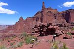 Vi er nu kommet forbi det højeste tårn i Fisher Towers i den sydlige ende af området. Tårnet kaldes 'The Titan' og er 900 ft eller 270 m højt. I baggrunden til venstre ses Colorado floden. Vi er nu kommet forbi det højeste tårn i Fisher Towers i den sydlige ende af området. Tårnet kaldes 'The Titan' og er 900 ft eller 270 m højt. I baggrunden til venstre ses Colorado floden.
