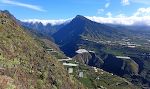 Skyerne langs Cumbre Nuevo til højre for Pico Bejenado kaldes undertiden for 'vandfaldsskyer'. På 'hylden' nedenfor ligger Amagar. Skyerne langs Cumbre Nuevo til højre for Pico Bejenado kaldes undertiden for 'vandfaldsskyer'. På 'hylden' nedenfor ligger Amagar.