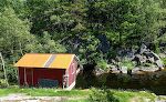 Vi hører en lyd fra skoven bag huset, der lyder som en elg, der går gennem skovbunden, og vi venter spændt. Vi hører en lyd fra skoven bag huset, der lyder som en elg, der går gennem skovbunden, og vi venter spændt.