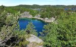 Udsigt fra Kvarodden mod øst til en mindre halvø, der sidder som et vedhæng på Kvarodden. Udsigt fra Kvarodden mod øst til en mindre halvø, der sidder som et vedhæng på Kvarodden.