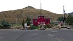 På den anden side af floden står der en gammel jernbanevogn ('caboose') foran et bjerg, som kaldes Tenderfoot Mountain. På den anden side af floden står der en gammel jernbanevogn ('caboose') foran et bjerg, som kaldes Tenderfoot Mountain.