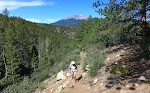 Vi er på vej op ad Rainbow Trail lidt syd for Poncha Springs. I baggrunden mod sydvest ses Mt. Ouray, som har en højde på 13961 ft (4255 m).