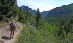 Efter ca. 3 km kommer vi ud af skoven og har en flot udsigt til de omkringliggende bjerge.