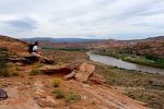 26. maj: Kokopelli Trail, 11 km. Udsigt til Colorado River med Dewey Bridge. 26. maj: Kokopelli Trail, 11 km. Udsigt til Colorado River med Dewey Bridge.