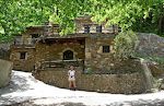 Milia er en landsby, som ligger, hvor kragerne vender. Vi var derfor overraskede over at finde, at turister kunne leje huse som dette i Milia. Milia er en landsby, som ligger, hvor kragerne vender. Vi var derfor overraskede over at finde, at turister kunne leje huse som dette i Milia.