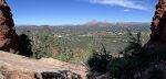 Jeg er nu kommet helt op på hylden, og her ses udsigten mod Sedona gennem spalten mellem Camel Head Rock (til højre) og Snoopys hoved i form af et panoramabillede.