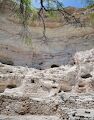 Vi går en tur på den ca. 1 km lange loop i Montezuma Castle National Monument og kommer forbi dette sted med huller i væggen, der har været brugt som forrådskamre.