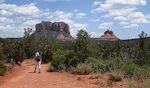 Vi finder Little Horse Trail lidt nord for Bell Rock og Courthouse Butte, som her ses syd for os.