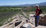 Vi bestiger ruinen på Tuzigoot National Monument. Det er ruinen af en 2-3 etagers bygning med 110 rum, bygget af Sinagua folket mellem år 1125 og 1400.