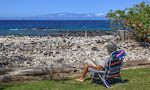 Efter vandreturen slår vi os ned i Holoholokai Beach Park med en flot udsigt over havet til øen Maui med vulkanen Haleakala. Vi ser et par hvaler svømme forbi. Efter vandreturen slår vi os ned i Holoholokai Beach Park med en flot udsigt over havet til øen Maui med vulkanen Haleakala. Vi ser et par hvaler svømme forbi.