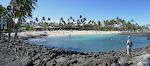 Pauoa Bay ligger ved Fairmont Orchid resort, men har offentlig adgang. Det er meget blæsende i dag, og skiltene advarer mod stærk strøm uden for lagunen, så vi beslutter at tage Malama Trail til Puako Petroglyphs i stedet for. Pauoa Bay ligger ved Fairmont Orchid resort, men har offentlig adgang. Det er meget blæsende i dag, og skiltene advarer mod stærk strøm uden for lagunen, så vi beslutter at tage Malama Trail til Puako Petroglyphs i stedet for.