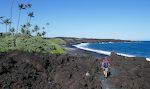 Ved den sydlige strand ligger der et hus bag palmerne. Brændingen er også her for kraftig til snorkling. Ved den sydlige strand ligger der et hus bag palmerne. Brændingen er også her for kraftig til snorkling.