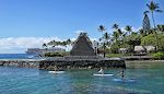 Gammelt og nyt mødes. Bag Ahu'ena Heiau ses et moderne krydstogtsskib forankret uden for bugten. Gammelt og nyt mødes. Bag Ahu'ena Heiau ses et moderne krydstogtsskib forankret uden for bugten.