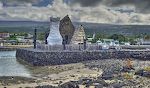 Vi kører til Kona og besøger den replika af Ahu'ena Heiau, som blev bygget ved Kamakahonu bugten i 1970. Det var i sin tid en personlig helligdom for Kong Kamehameha I. Vi kører til Kona og besøger den replika af Ahu'ena Heiau, som blev bygget ved Kamakahonu bugten i 1970. Det var i sin tid en personlig helligdom for Kong Kamehameha I.