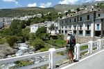 Vi krydser Rio Trevélez. Turismen har sat sit præg på byen, som også er kendt som Andalusiens skinke hovedstad. Vi krydser Rio Trevélez. Turismen har sat sit præg på byen, som også er kendt som Andalusiens skinke hovedstad.