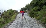 I en højde af 1400 m løber vi ind i et voldsomt tordenvejr med tordenbrag, vi aldrig har hørt magen til og en kraftig haglbyge (se video). I en højde af 1400 m løber vi ind i et voldsomt tordenvejr med tordenbrag, vi aldrig har hørt magen til og en kraftig haglbyge (se video).